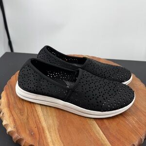 Clarks Cloudsteppers Breeze Emily slip-on shoe perforated design white sole sz 7